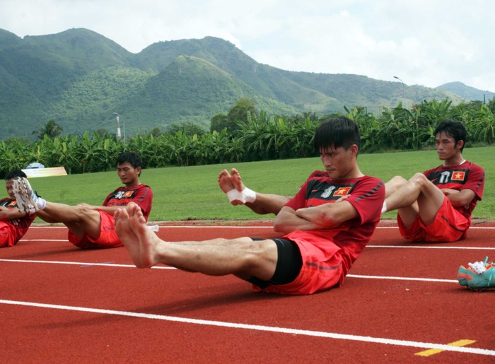 Mới trở lại sau chấn thương gặp phải trong trận giao hữu với Indonesia, Công Vinh rất nỗ lực tập luyện để kịp trở lại cùng tuyển Việt Nam lên đường sang Thái Lan tham dự AFF Cup 2012.